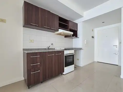 Amplio monoambiente en venta con salida al balcón, luminoso.