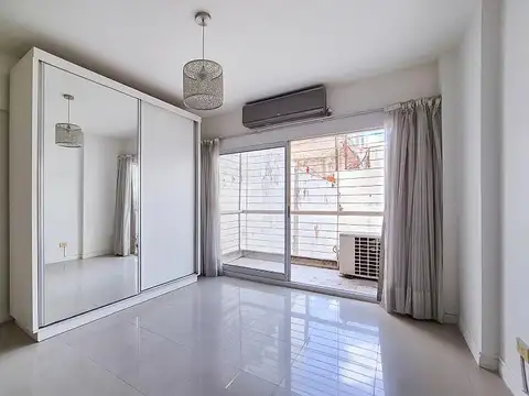 Amplio monoambiente en venta con salida al balcón, luminoso.