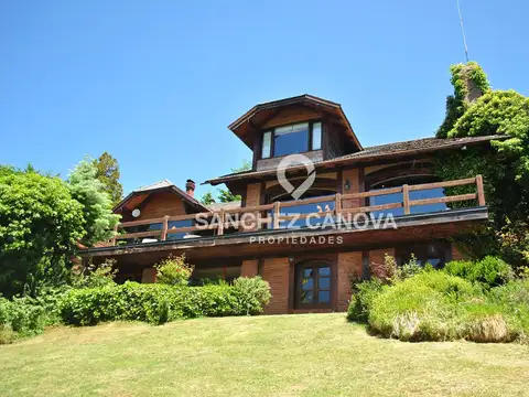 Casa 5 ambientes con 4 baños