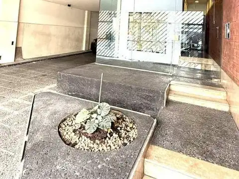 Departamento de dos ambientes amplio con cochera cubierta 