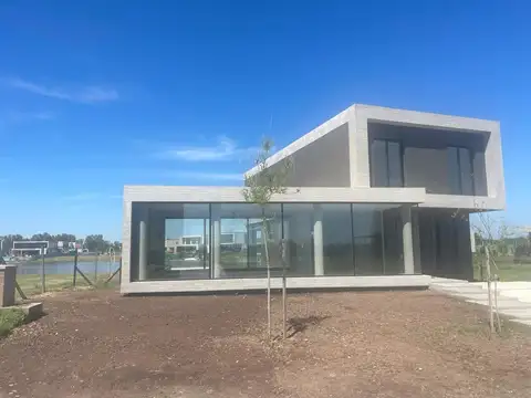 Casa con Jardín, Pileta y Parrilla en Venta - Barrio Privado Santa Ana - Tigre