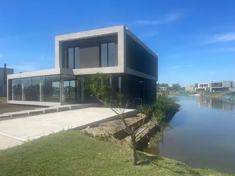 Casa con Jardín, Pileta y Parrilla en Venta - Barrio Privado Santa Ana - Tigre