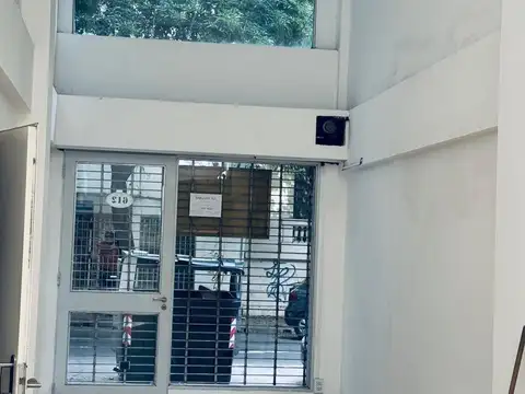 Local Zona Pza Italia c/CORTINA METÁLICA c/MOTOR  y 2 BAÑOS