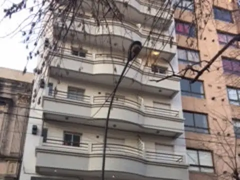 Local Zona Plaza Italia c/CORTINA METÁLICA c/MOTOR  y 2 BAÑOS