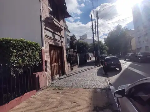 Solida casa en ubicacion premium ...