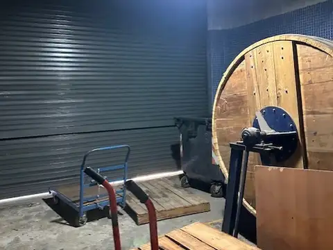 FABRICA /GALPON DE 590 M2,8.66 x 60 mts , garage, 3 oficinas, parte principal 8.40 x 26 mts , patio,