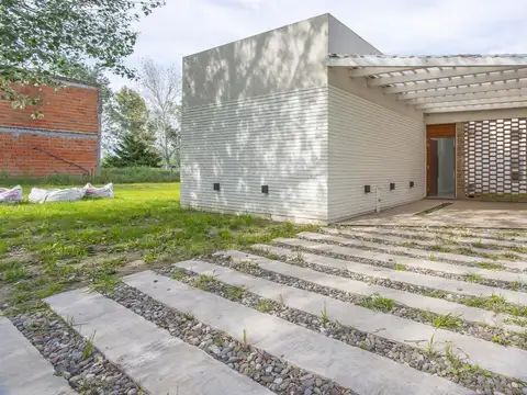 VENTA CASA DOS DORMITORIOS EN BARRIO CERRADO PINARES DEL SUR