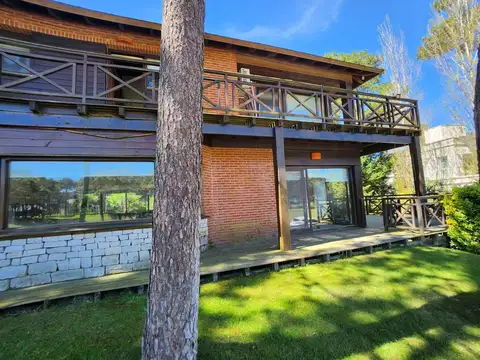 Casa 5 ambientes con 4 baños