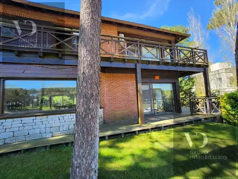 Casa 5 ambientes con 4 baños