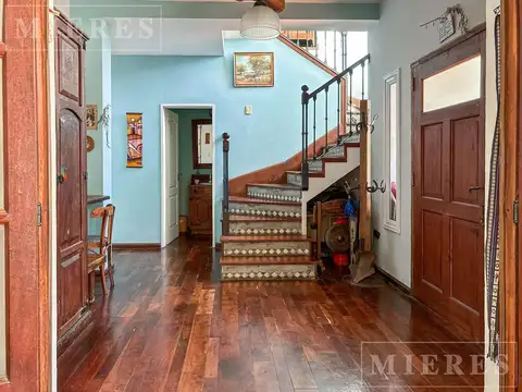 Casa 9 ambientes con 4 baños