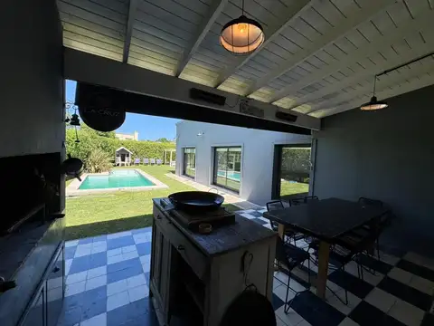 CASA EN BARRIO PRIVADO ARENAS DEL SUR, PARA SIETE PERSONAS.