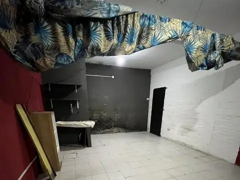 SAN VICENTE AL 700. Local en Villa Dominico. Avellaneda.