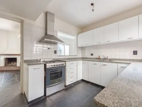 Casa moderna con jardín y pileta