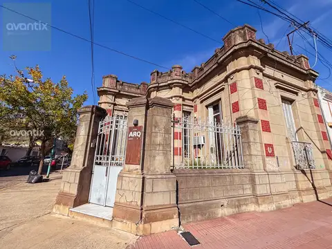 Casa + estudio profesional + consultorio sobre Bv. Lehmann y A. Álvarez