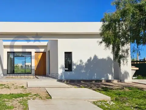 OPORTUNIDAD! FINANCIADA! VENTA CASA A ESTRENAR CON PILETA Y FONDO AL VERDE SAN SEBASTIAN AREA 12