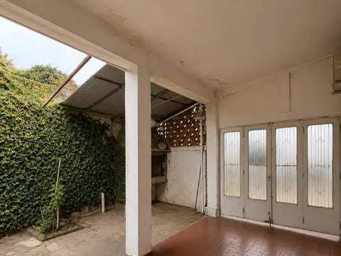 Casa el frente de 2 dormitorios en venta