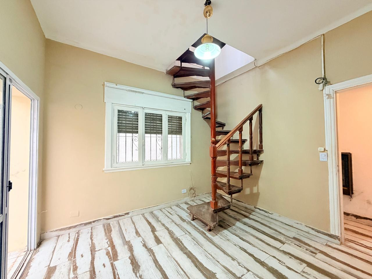 CASA EN VENTA CON GARAGE Y JARDIN EN VILLA LUGANO. A METROS DE AV. ROCA Y AV. GENERAL PAZ