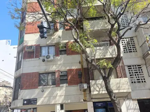 Almgro: Vta de dtos: 2 amb. al Frte. Balcón. Cocina y baño completos. Excelente luminosidad.-