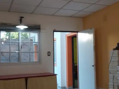 Casa en Alquiler con 2 cocheras