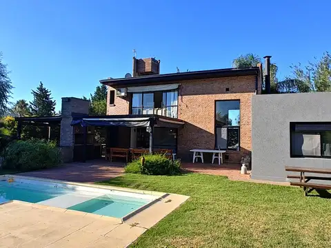 Casa en Alquiler con 4 cocheras