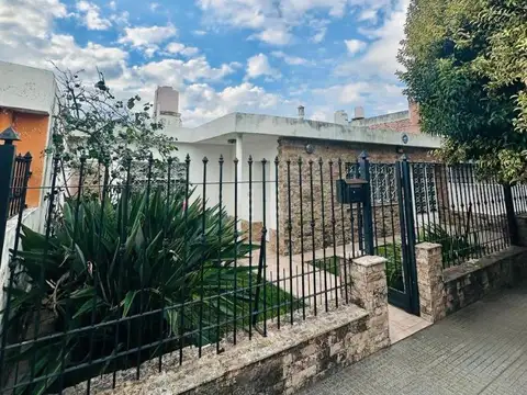 EN EXCELENTE ESTADO. CASA EN VENTA 3 DORM BARRIO ATE