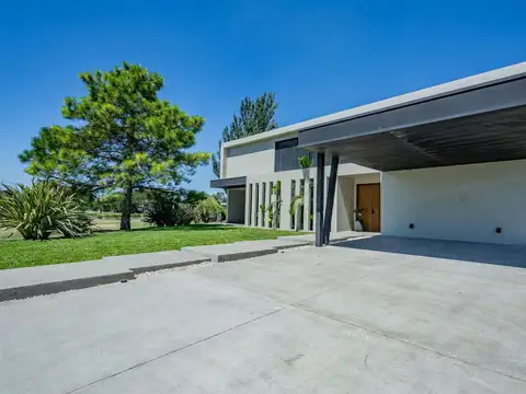 Casa en Venta con 8 cocheras
