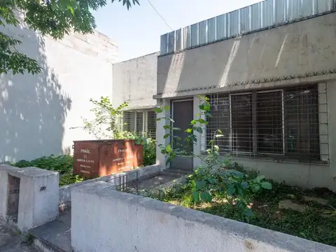 VENTA CASA  3 AMBIENTES VILLA LUGANO CON TERRAZA 