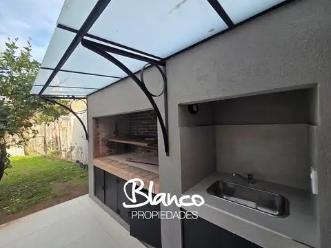 Casa en Alquiler con 2 cocheras