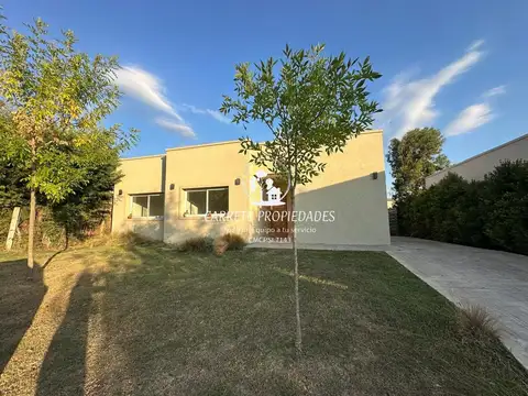 OPORTUNIDAD!. Casa en venta de 4 ambientes. Barrio Santa Elena. Pilar del Este