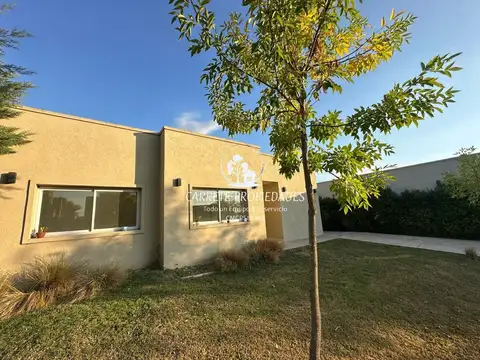 OPORTUNIDAD!. Casa en venta de 4 ambientes. Barrio Santa Elena. Pilar del Este