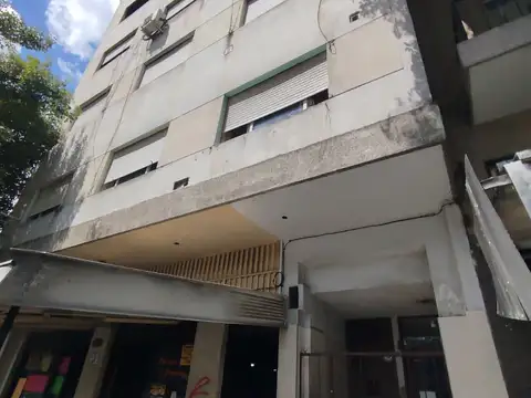 Amplio monoambiente dividido - A 100 mts de la estación - Condiciones especiales