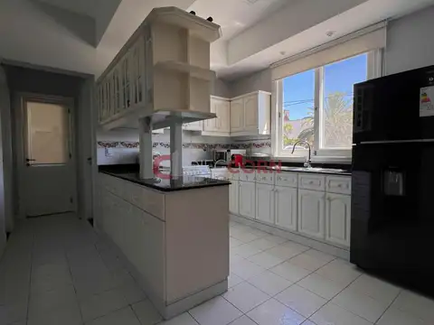 Casa en Venta con 6 cocheras