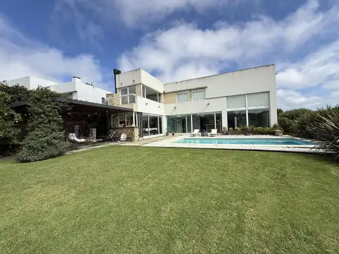 Casa 4 ambientes con 3 baños