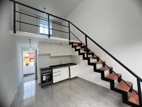 Departamento Tipo Casa de 2 Ambientes con Balcon y Patio Propio 1er Piso Al Frente F: 10592