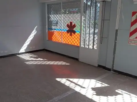 Local  en Esquina sobre Avenida