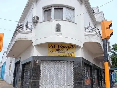 Local  en Esquina sobre Avenida