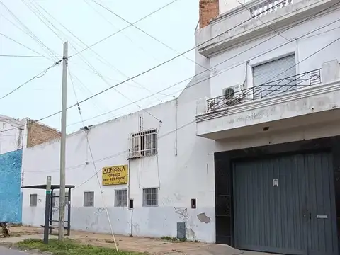 Local  en Esquina sobre Avenida