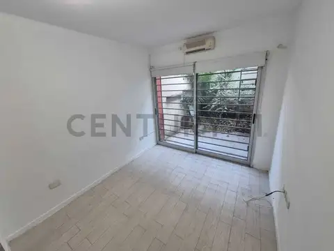 VENTA DE DEPARTAMENTO DE 2 AMBIENTES EN MONTE GRANDE. APTO CREDITO.
