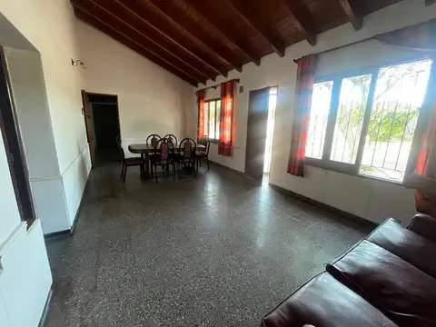 Casa 5 ambientes con 2 baños
