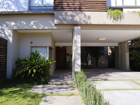 Casa 7 ambientes con 3 baños