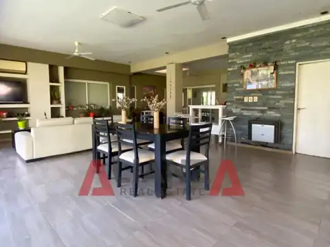 Casa en Venta con 4 cocheras