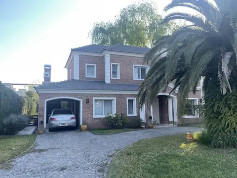 Casa 5 ambientes con 3 baños