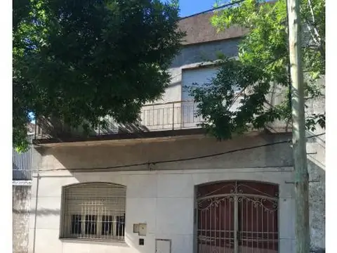 USO COMERCIAL O FAMILIAR. Casa en Planta Baja. Tres dormitorios mas patio.