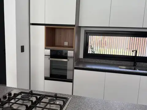 Casa en Alquiler con 2 cocheras