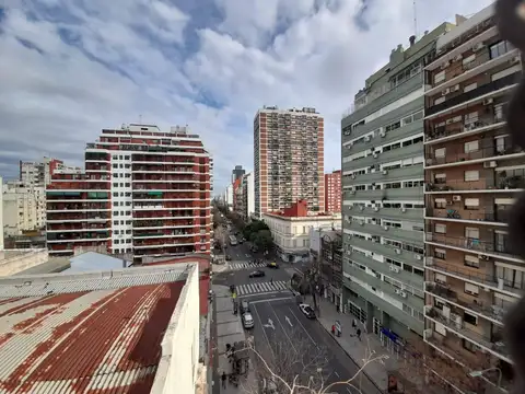 Semipiso 3 amb. al frente balcón corrido s/avenida