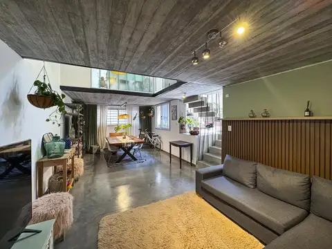 Casa de pasillo moderna con 3 dormitorios, patio y terraza