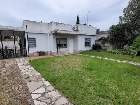 Casa 3 ambientes con parque cochera en venta - Morón