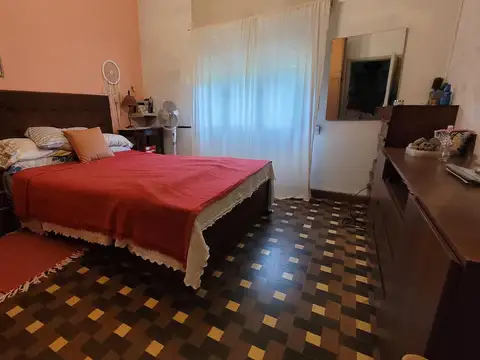 Casa 3 ambientes con parque cochera en venta - Morón