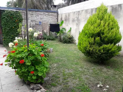 Casa 6 ambientes con 2 baños