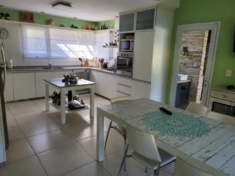 Casa 7 ambientes con 3 baños
